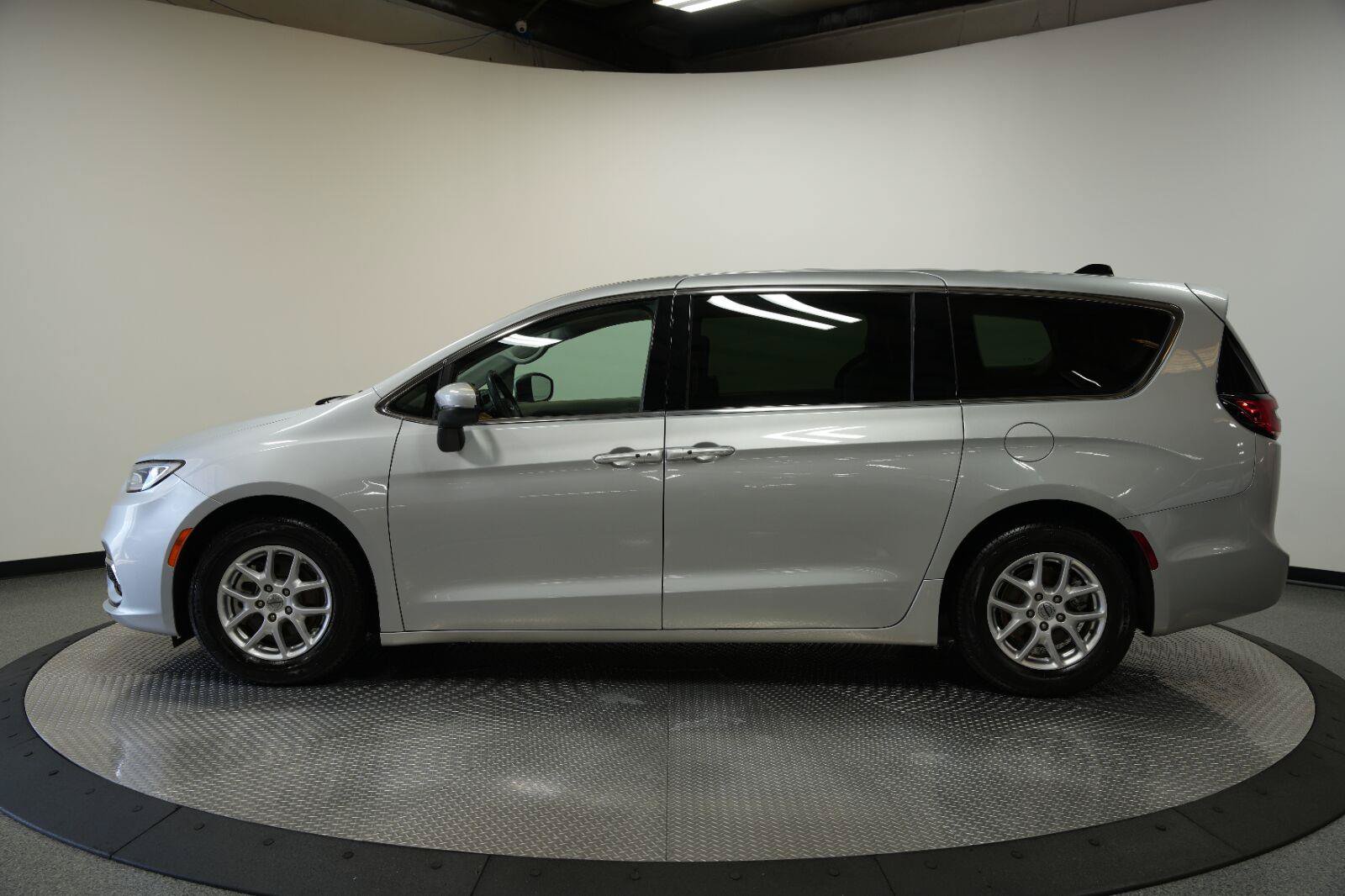 Used 2023 Chrysler Pacifica Touring-L FWD image 4