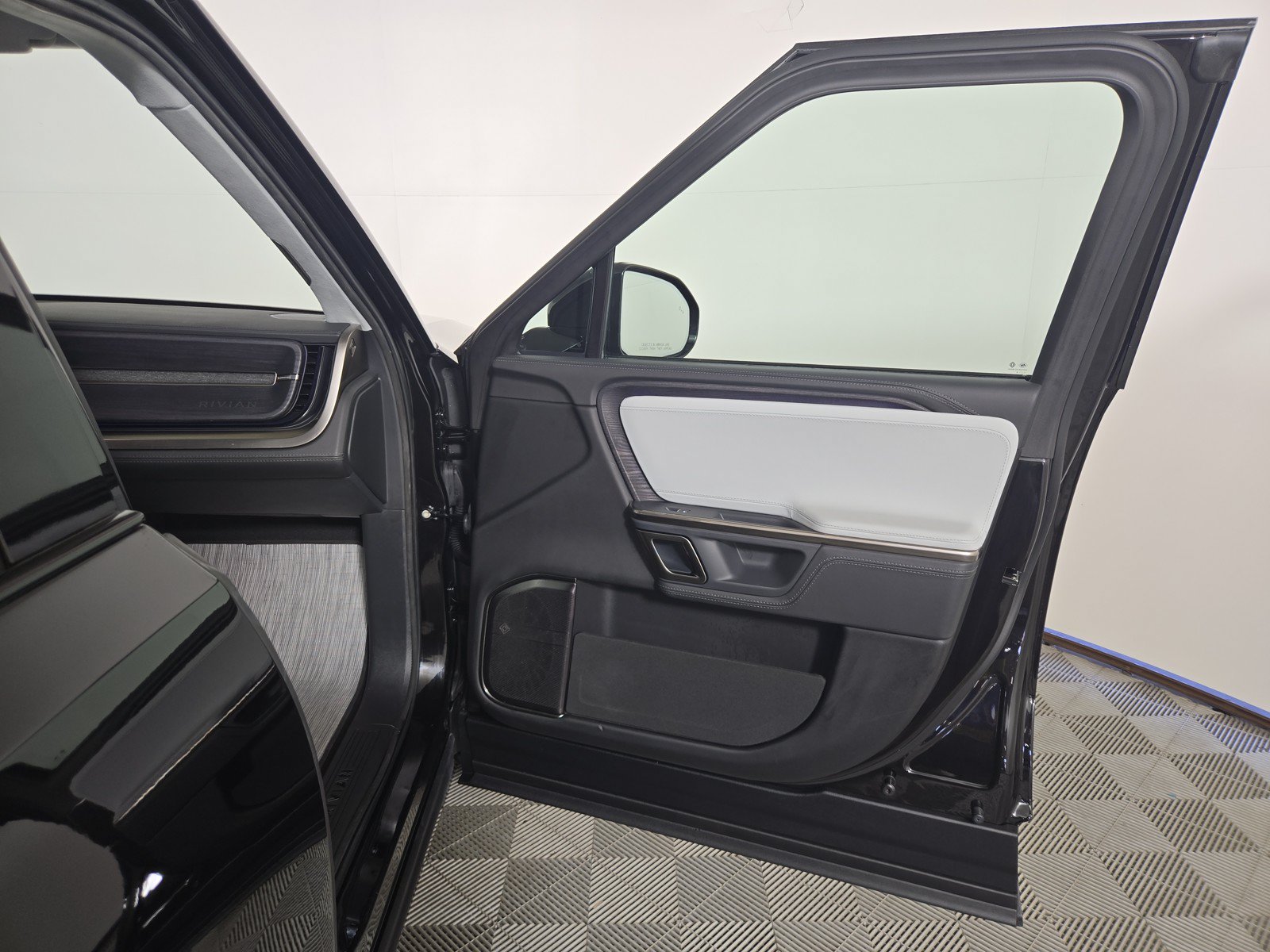 Used 2024 Rivian R1S Adventure AWD/4WD image 18