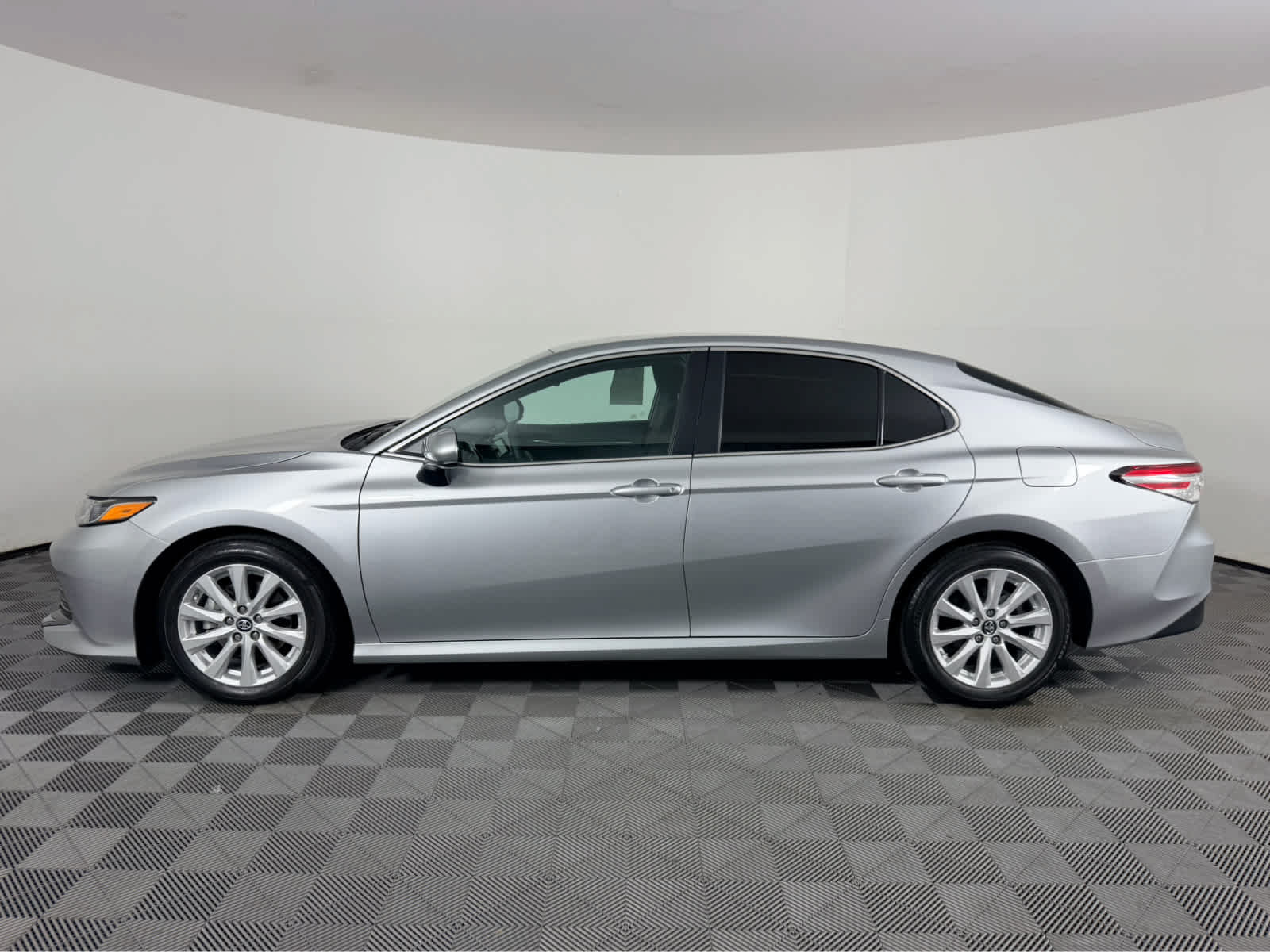 Used 2018 Toyota Camry LE FWD image 6