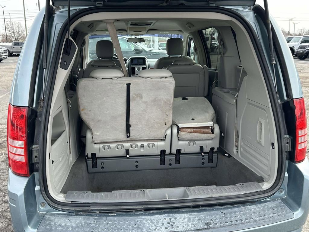 Used 2008 Chrysler Town & Country Touring image 11