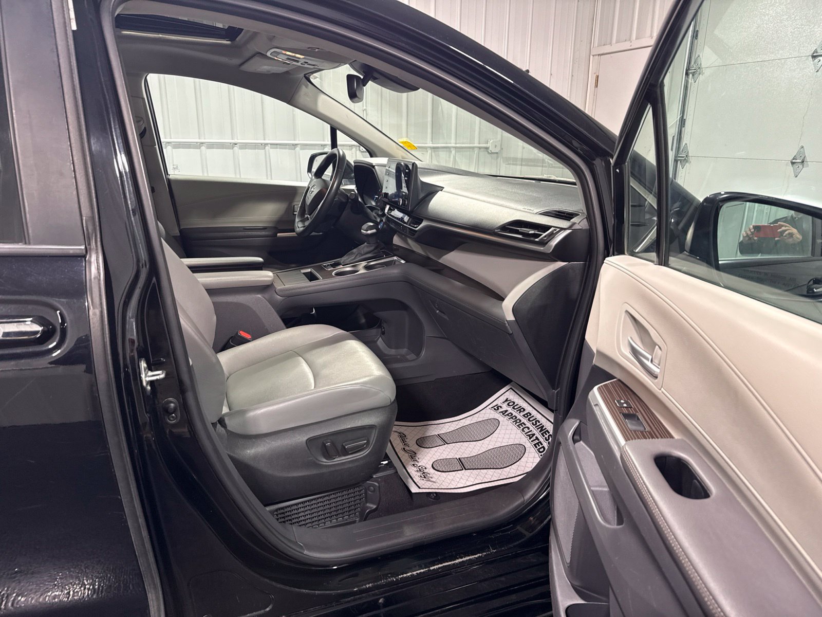 Used 2024 Toyota Sienna XLE FWD image 12