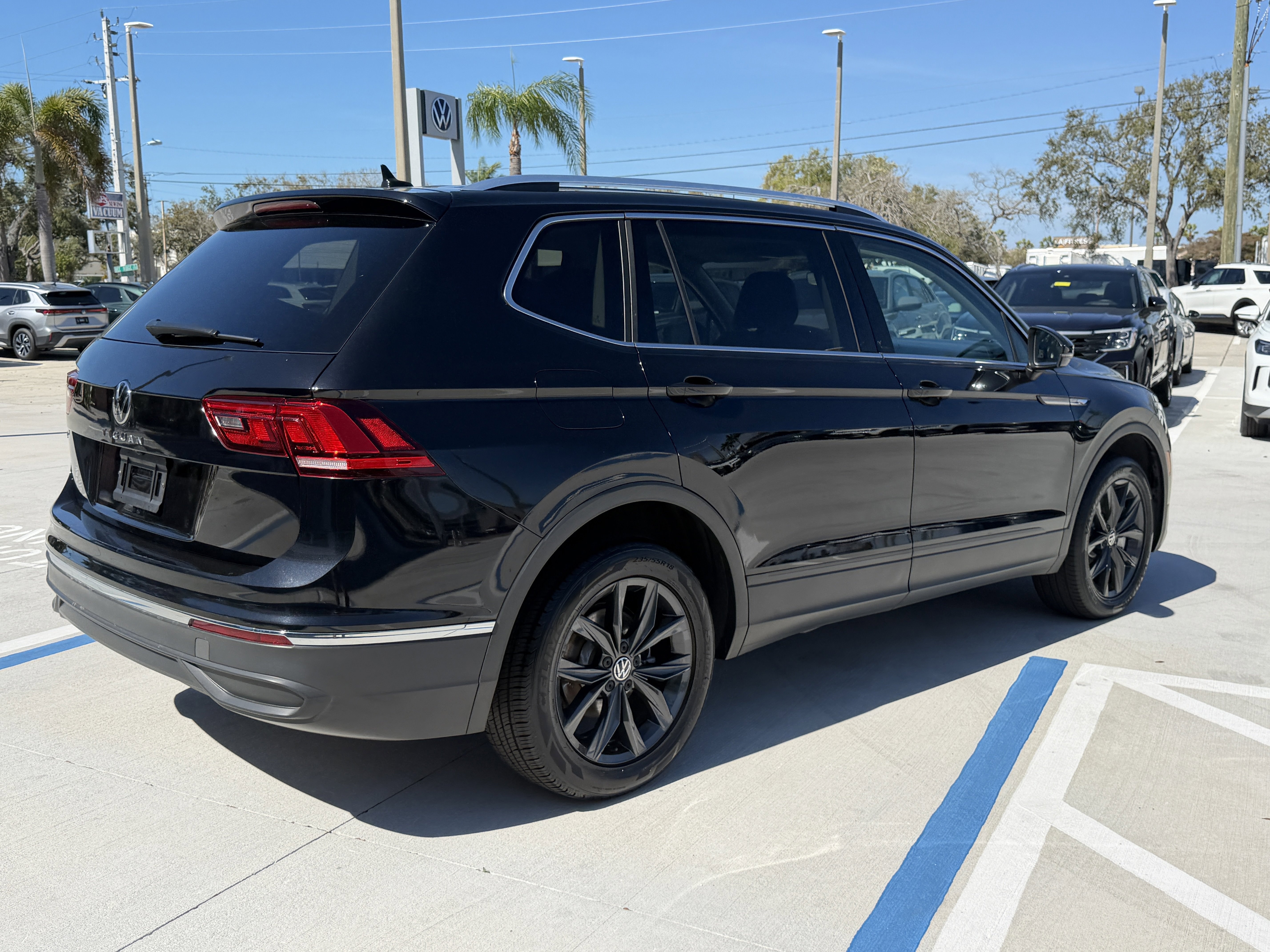 Used 2024 Volkswagen Tiguan SE image 3
