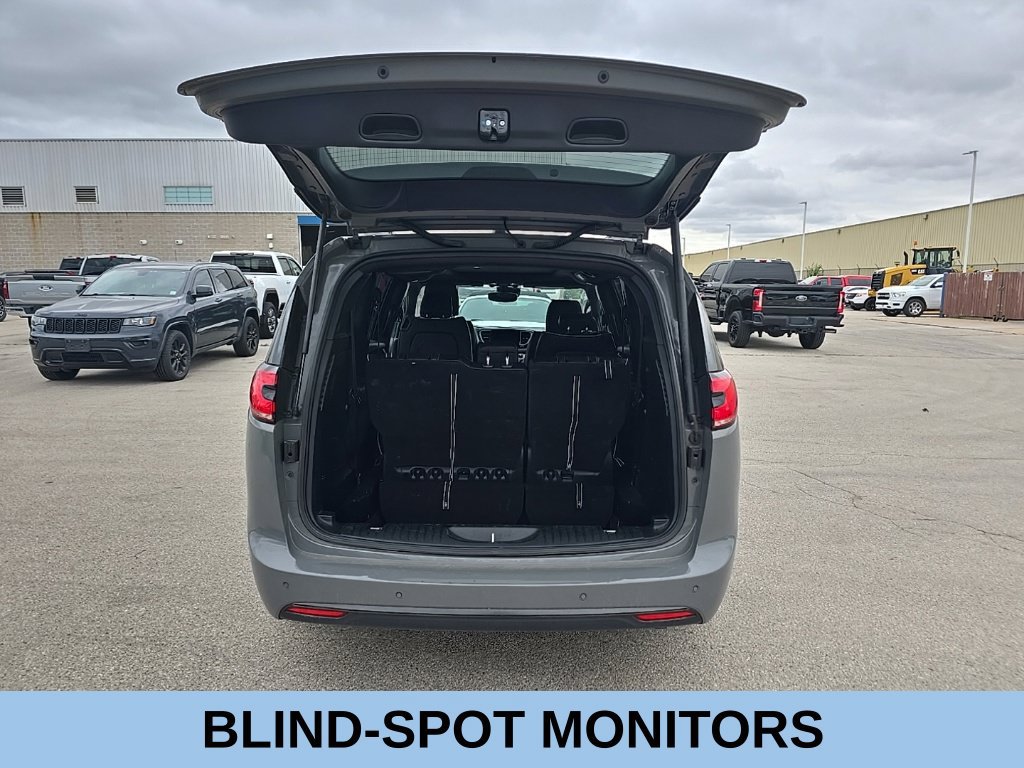 Used 2025 Chrysler Pacifica Limited FWD image 6