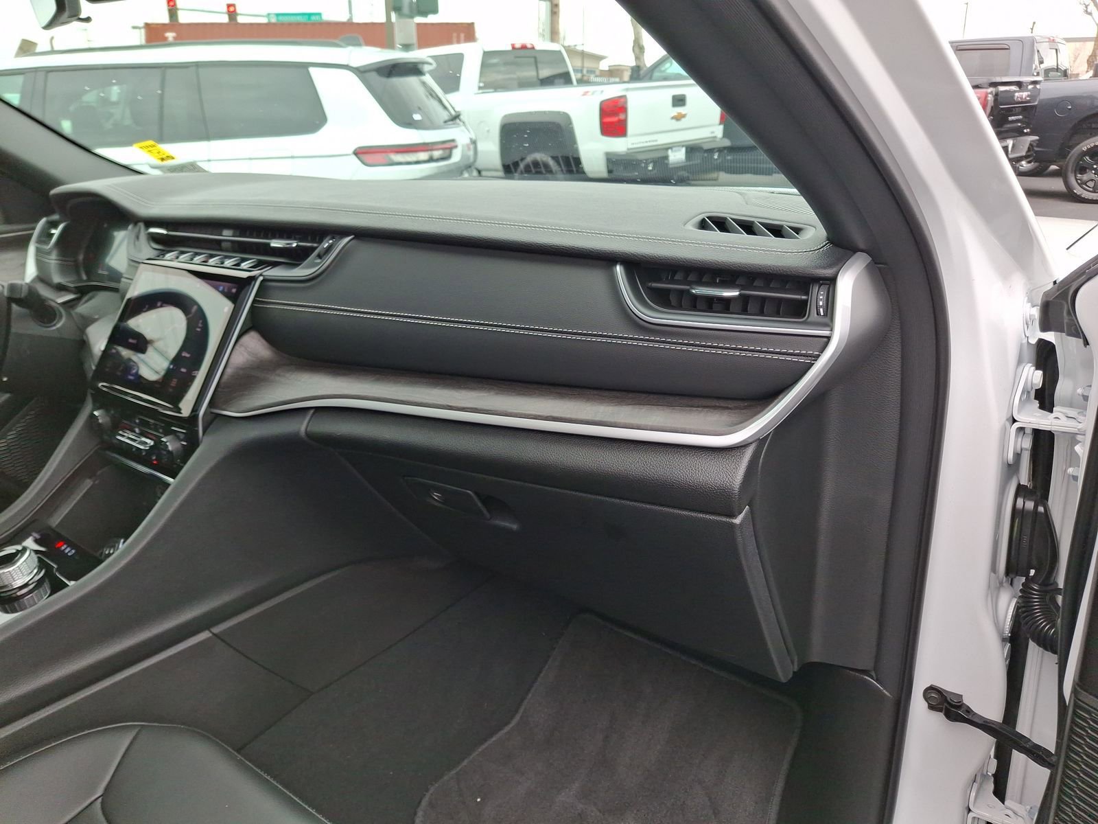 Used 2025 Jeep Grand Cherokee Limited w/ Black Appearance Package AWD/4WD image 25