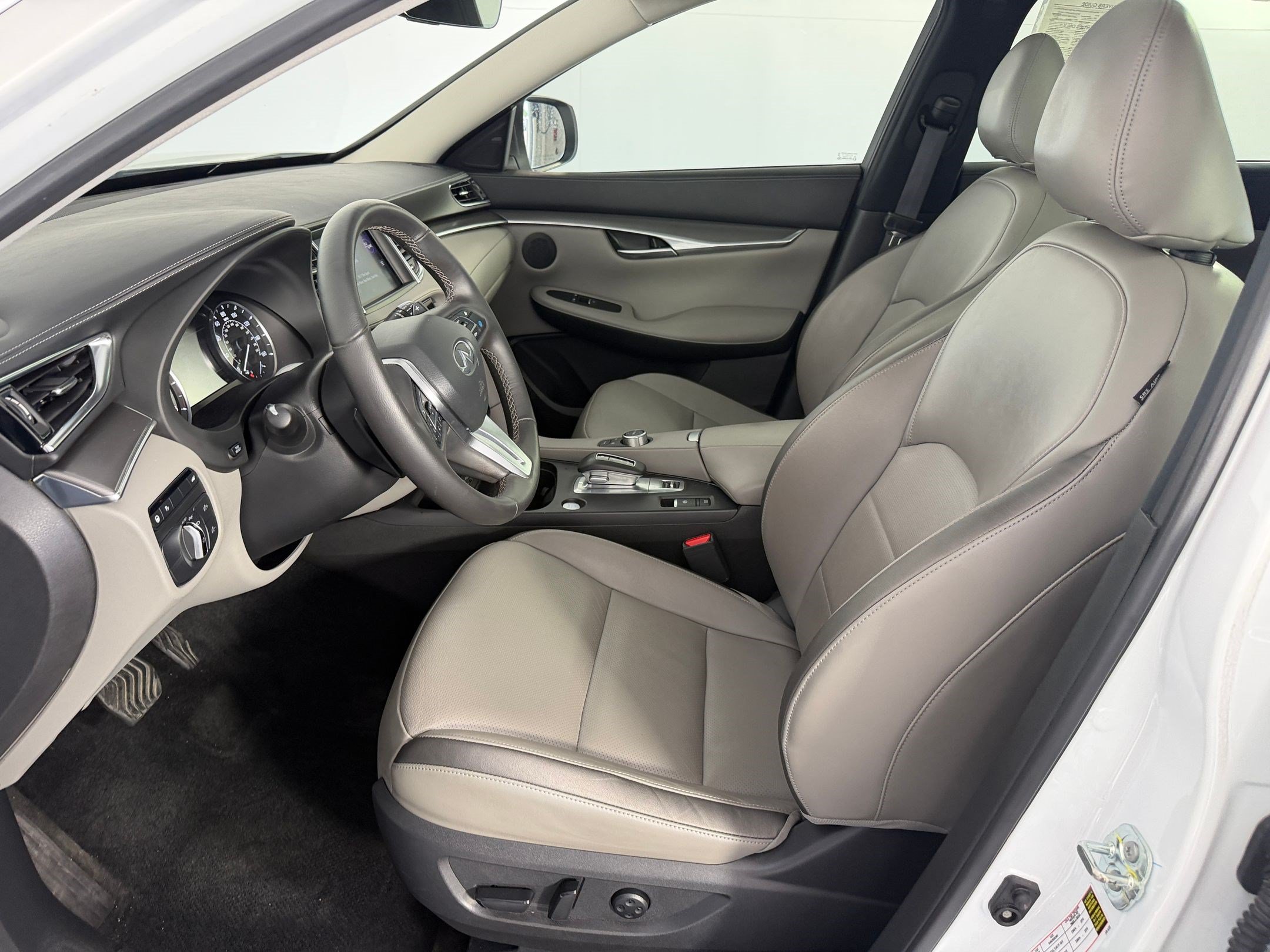 Used 2023 INFINITI QX50 Luxe FWD image 5