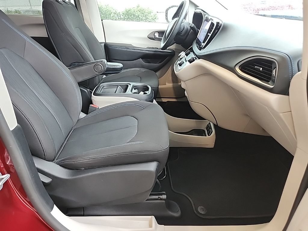 Used 2021 Chrysler Pacifica Touring FWD image 38