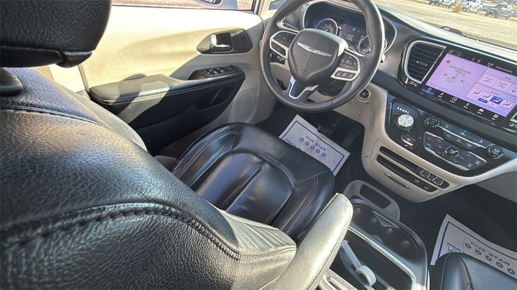 Used 2022 Chrysler Pacifica Touring-L image 16