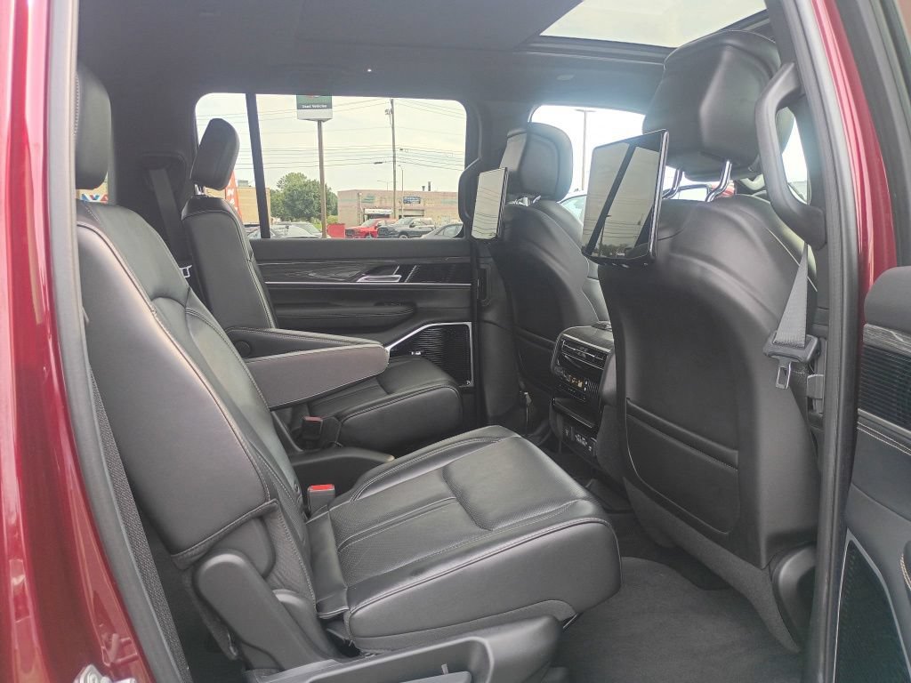 Used 2022 Jeep Wagoneer Series III w/ Premium Group I AWD/4WD image 26