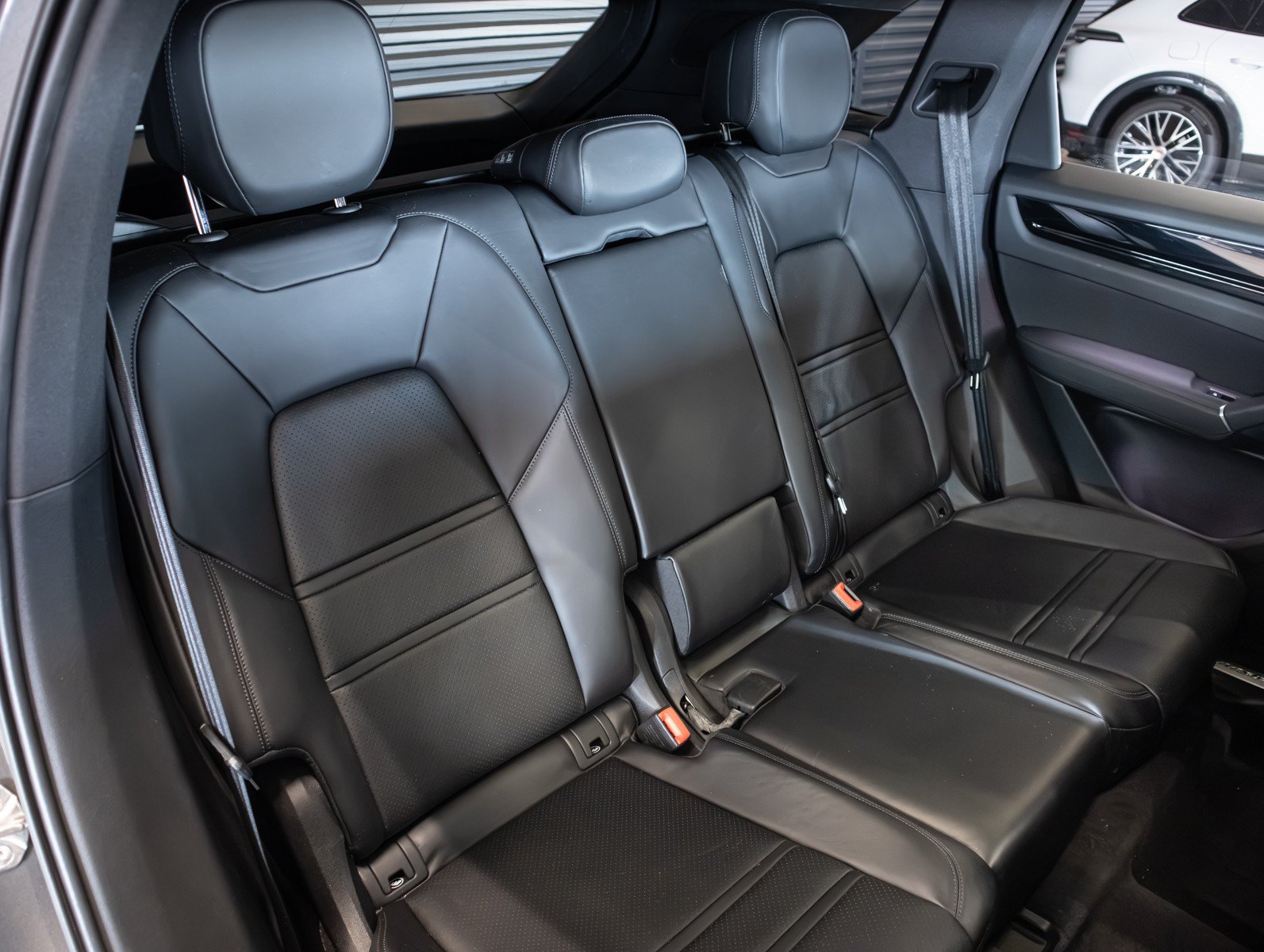 Certified 2023 Porsche Cayenne AWD/4WD image 6