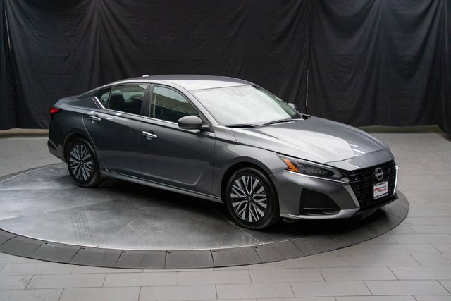 Used 2024 Nissan Altima 2.5 SV image 2