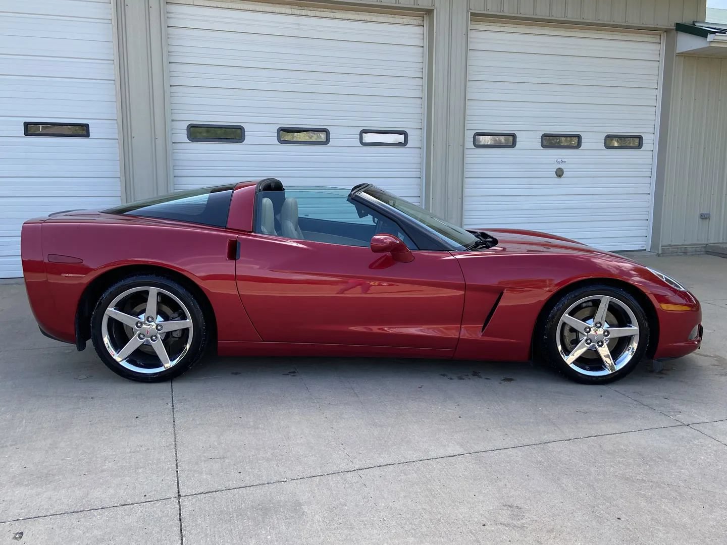 Used 2005 Chevrolet Corvette Coupe w/ Preferred Equipment Group RWD image 9