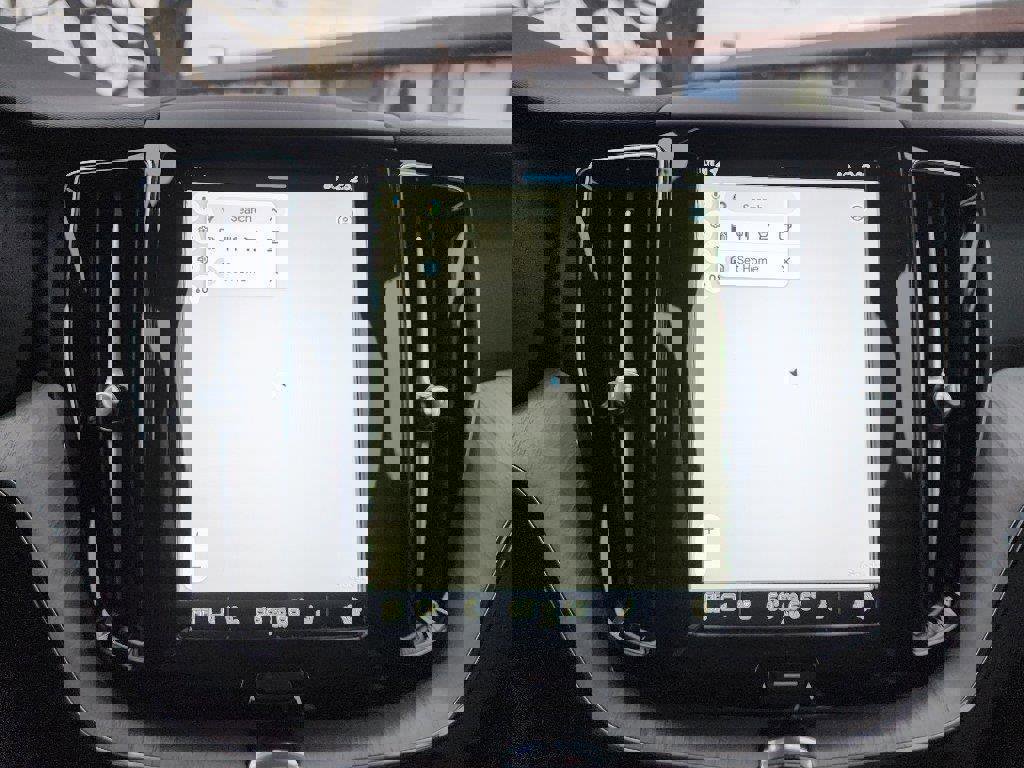 Certified 2025 Volvo XC60 B5 Plus w/ Protection Package Premier image 9