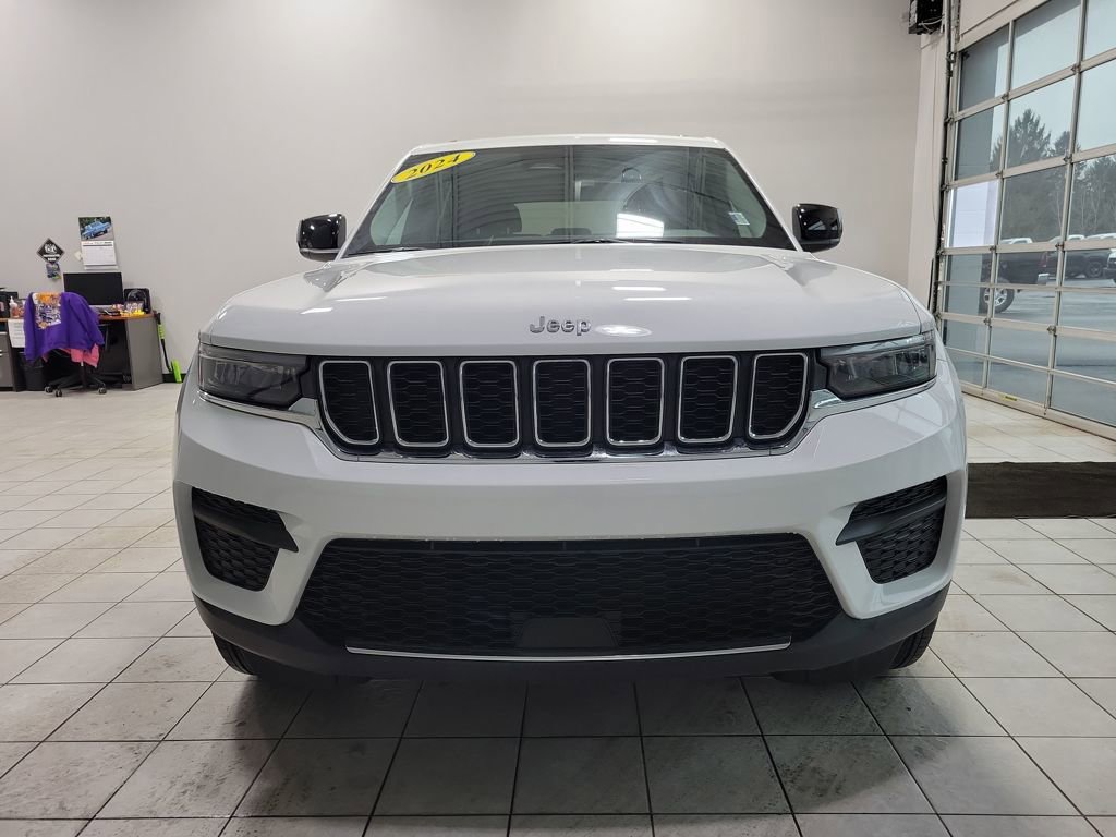Used 2024 Jeep Grand Cherokee Laredo X image 9