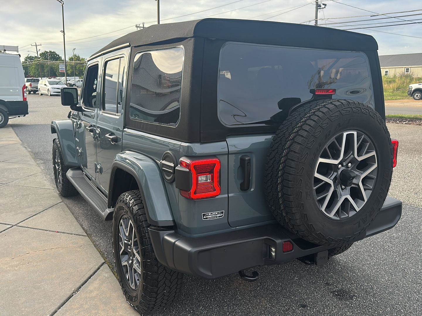 Used 2024 Jeep Wrangler Sahara image 9