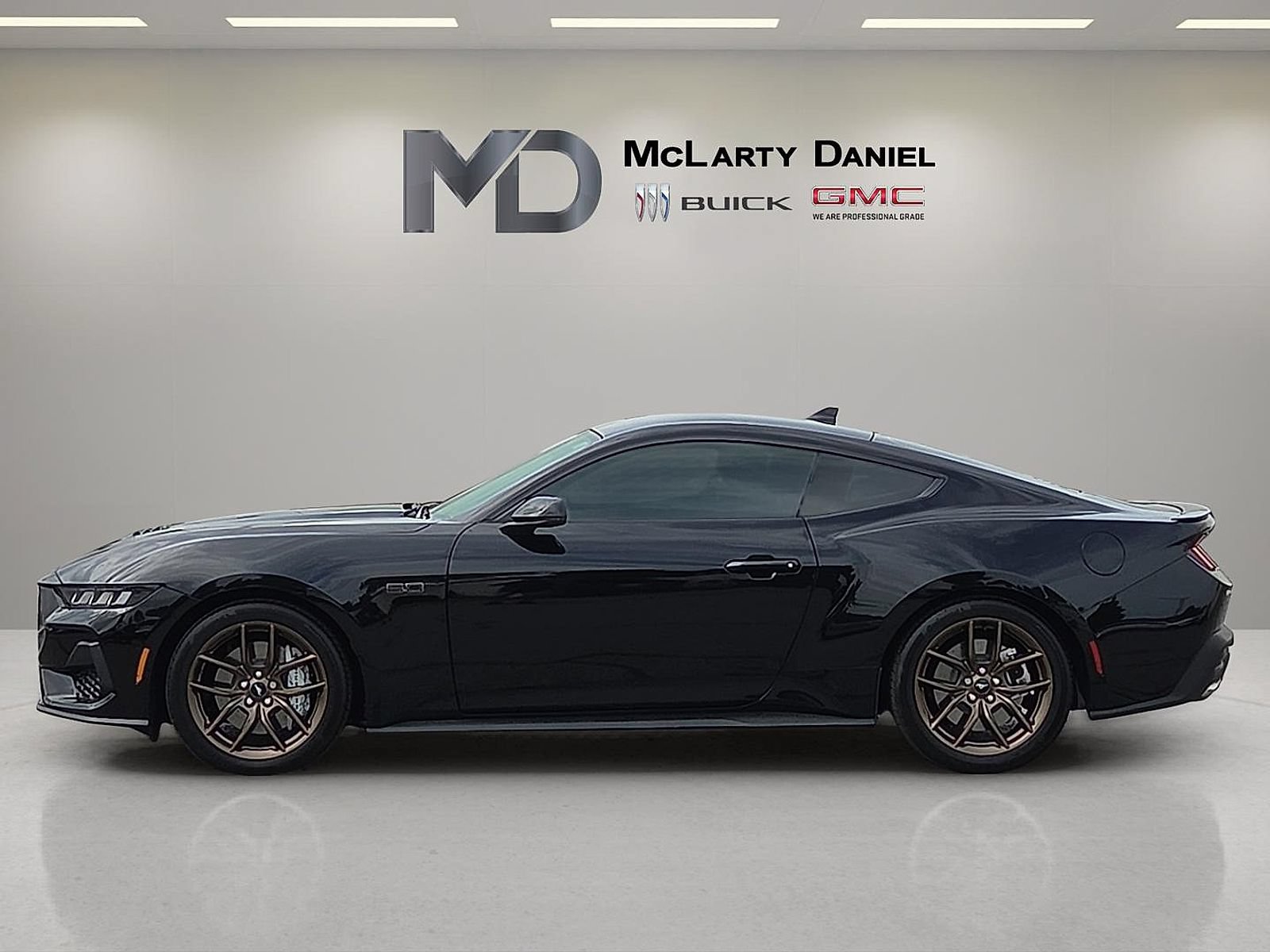 Used 2025 Ford Mustang GT Premium RWD image 2