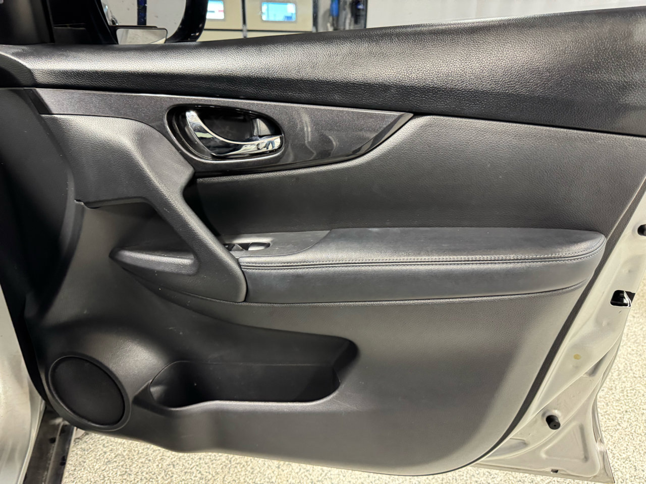 Used 2017 Nissan Rogue SV image 9