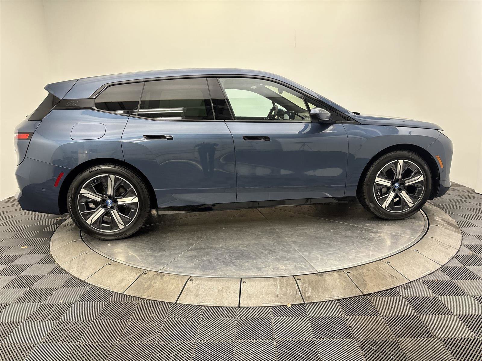 Used 2026 BMW iX xDrive60 w/ Dynamic Handling Package image 17