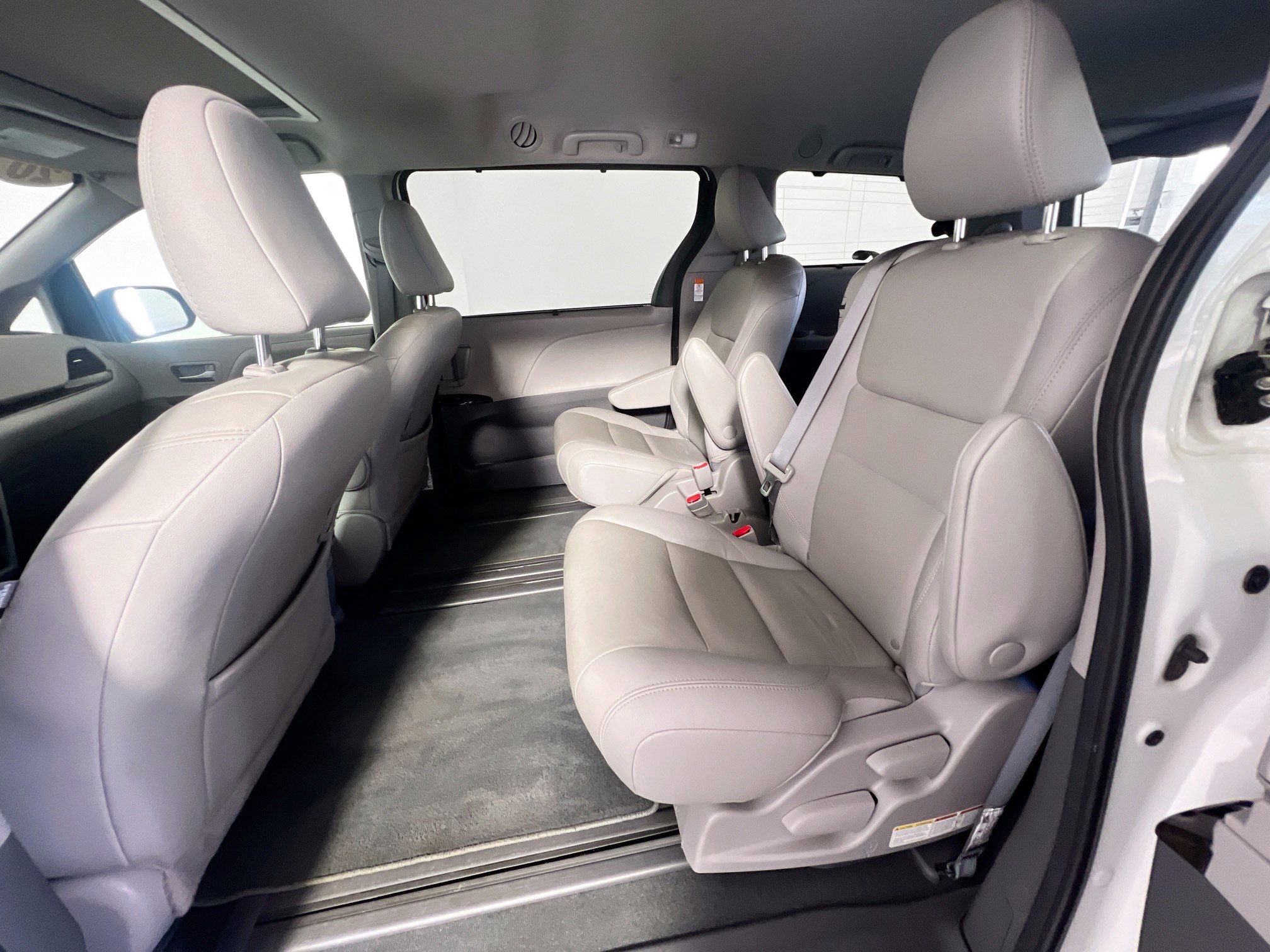 Used 2020 Toyota Sienna XLE image 28