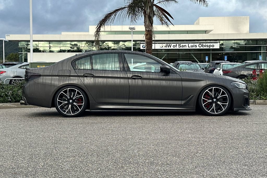 Used 2022 BMW M550i xDrive M550i xDrive w/ Dynamic Handling Package image 2