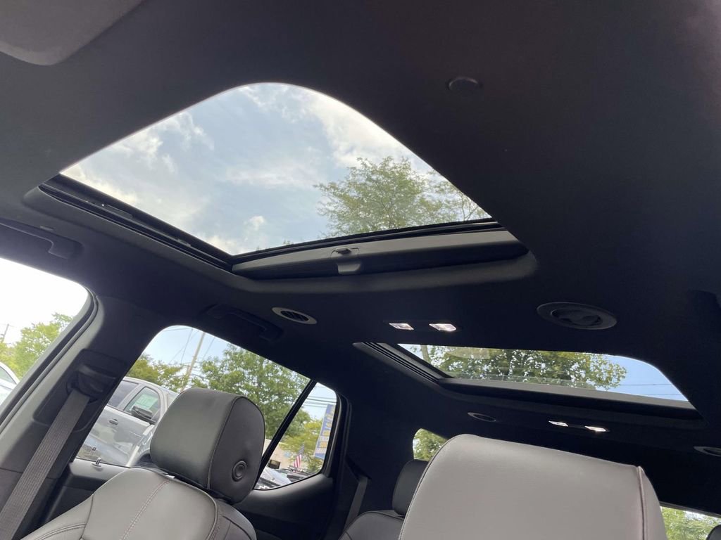 Used 2023 Chevrolet Traverse RS AWD/4WD image 19