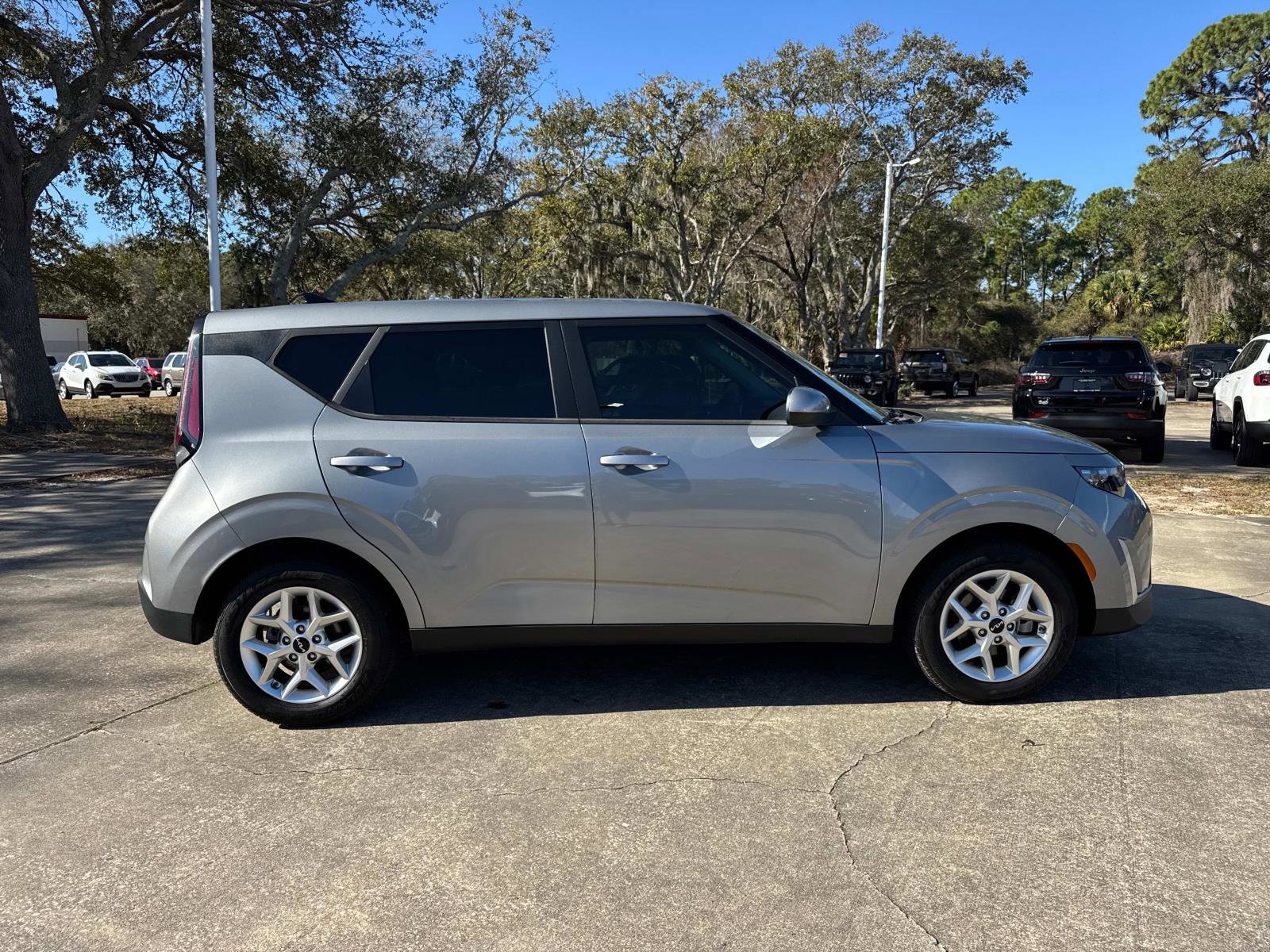 Used 2023 Kia Soul LX w/ LX Technology Package image 2