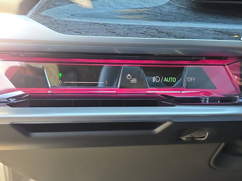 Used 2025 BMW i7 eDrive50 w/ Premium Package image 26