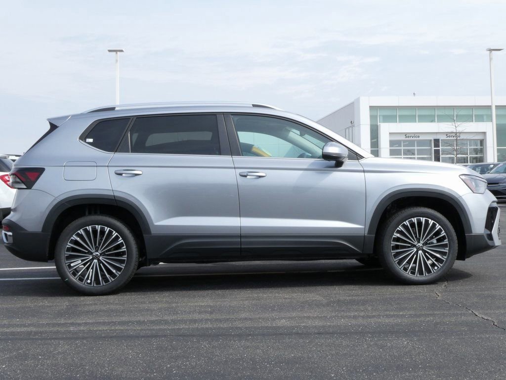 Certified 2025 Volkswagen Taos SE image 2