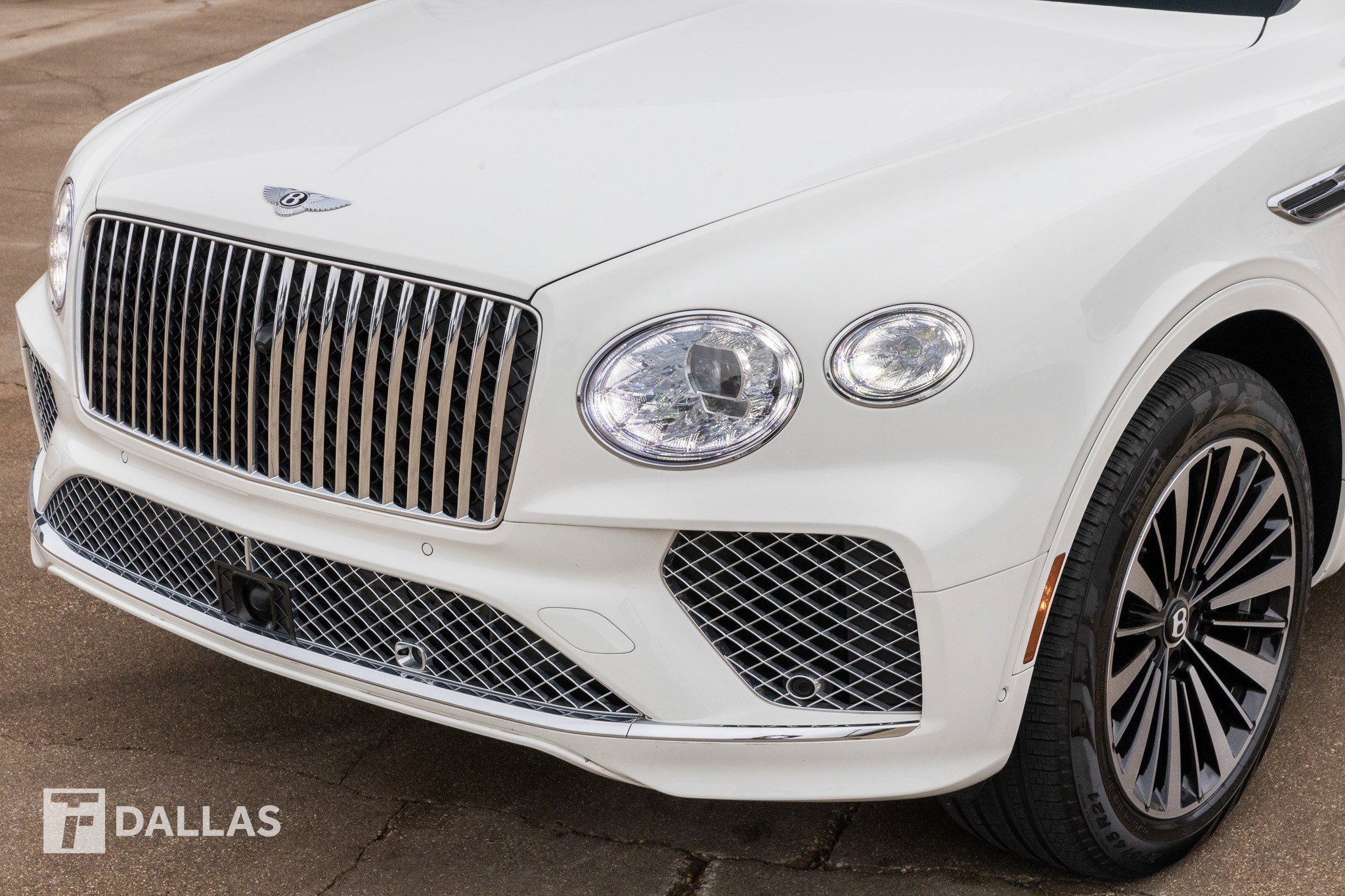 Used 2025 Bentley Bentayga image 6