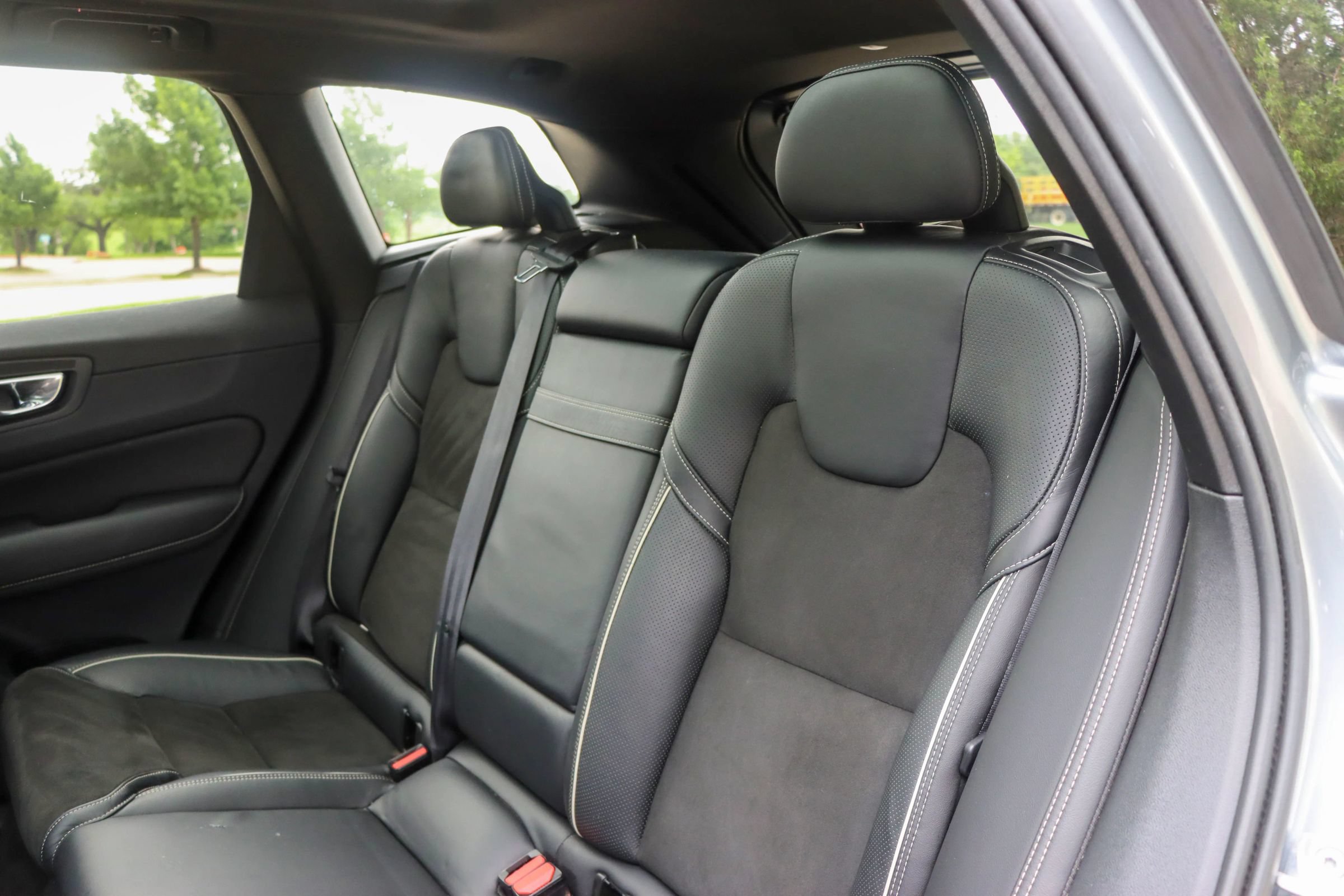 Used 2018 Volvo XC60 T5 R-Design w/ Convenience Package AWD/4WD image 17
