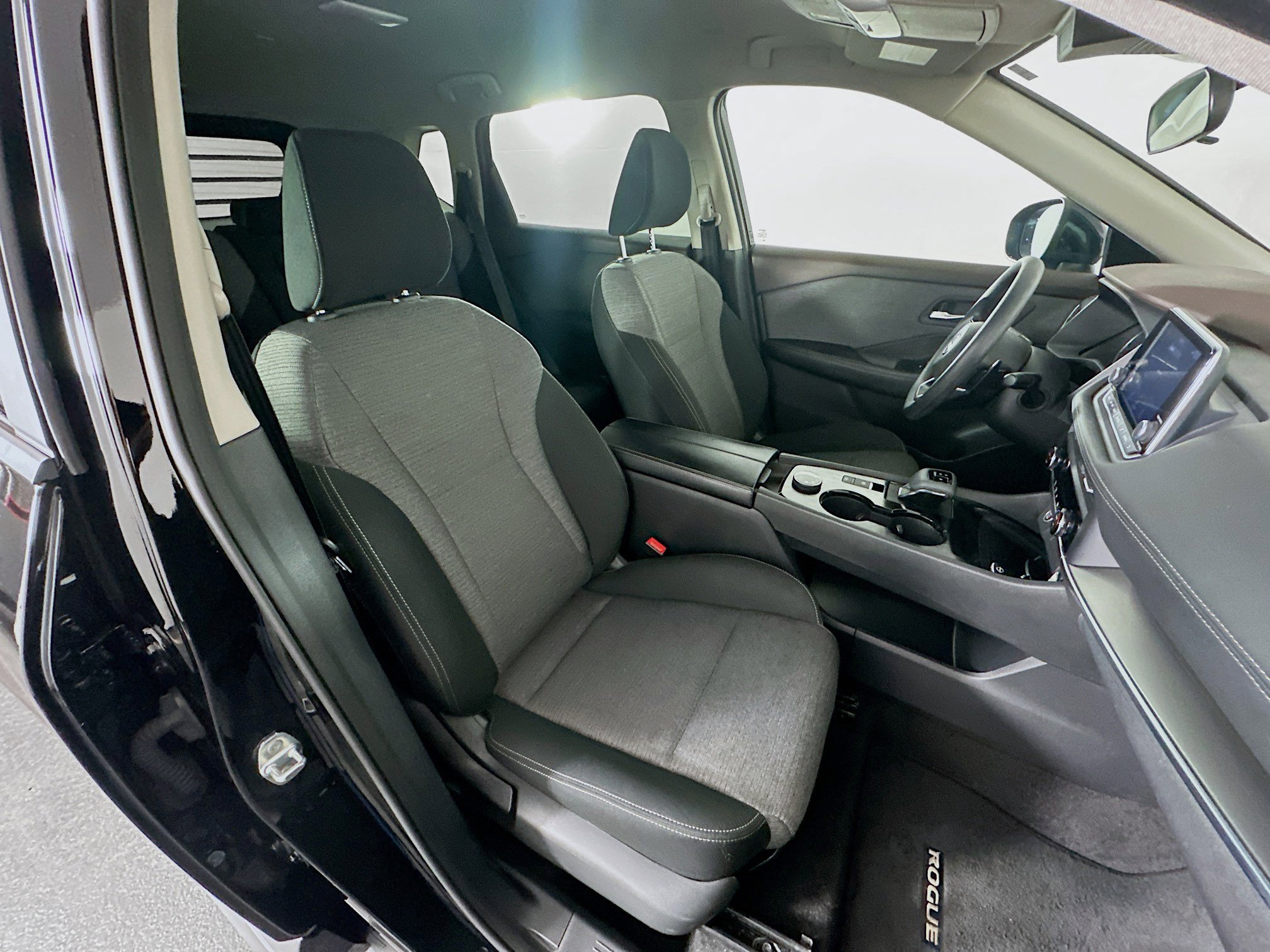 Used 2023 Nissan Rogue SV image 30