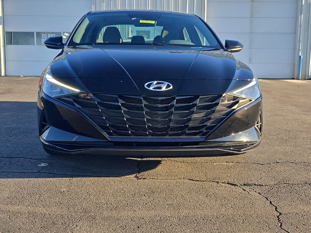 Used 2022 Hyundai Elantra SE image 2