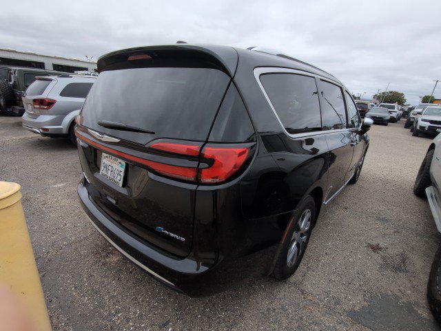 Used 2023 Chrysler Pacifica Pinnacle FWD image 3