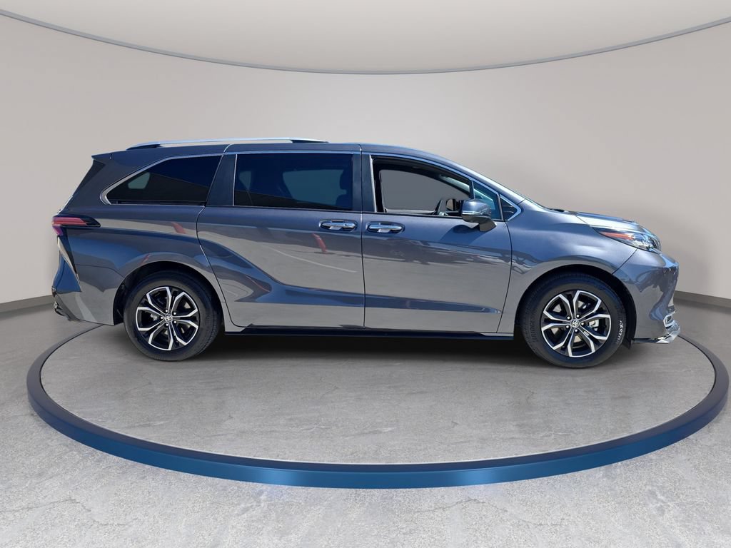 Used 2025 Toyota Sienna Platinum AWD/4WD image 5