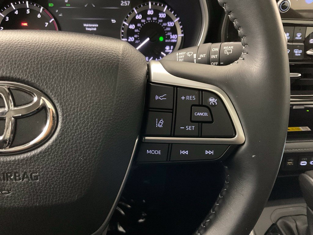 Used 2025 Toyota Highlander XLE FWD image 28