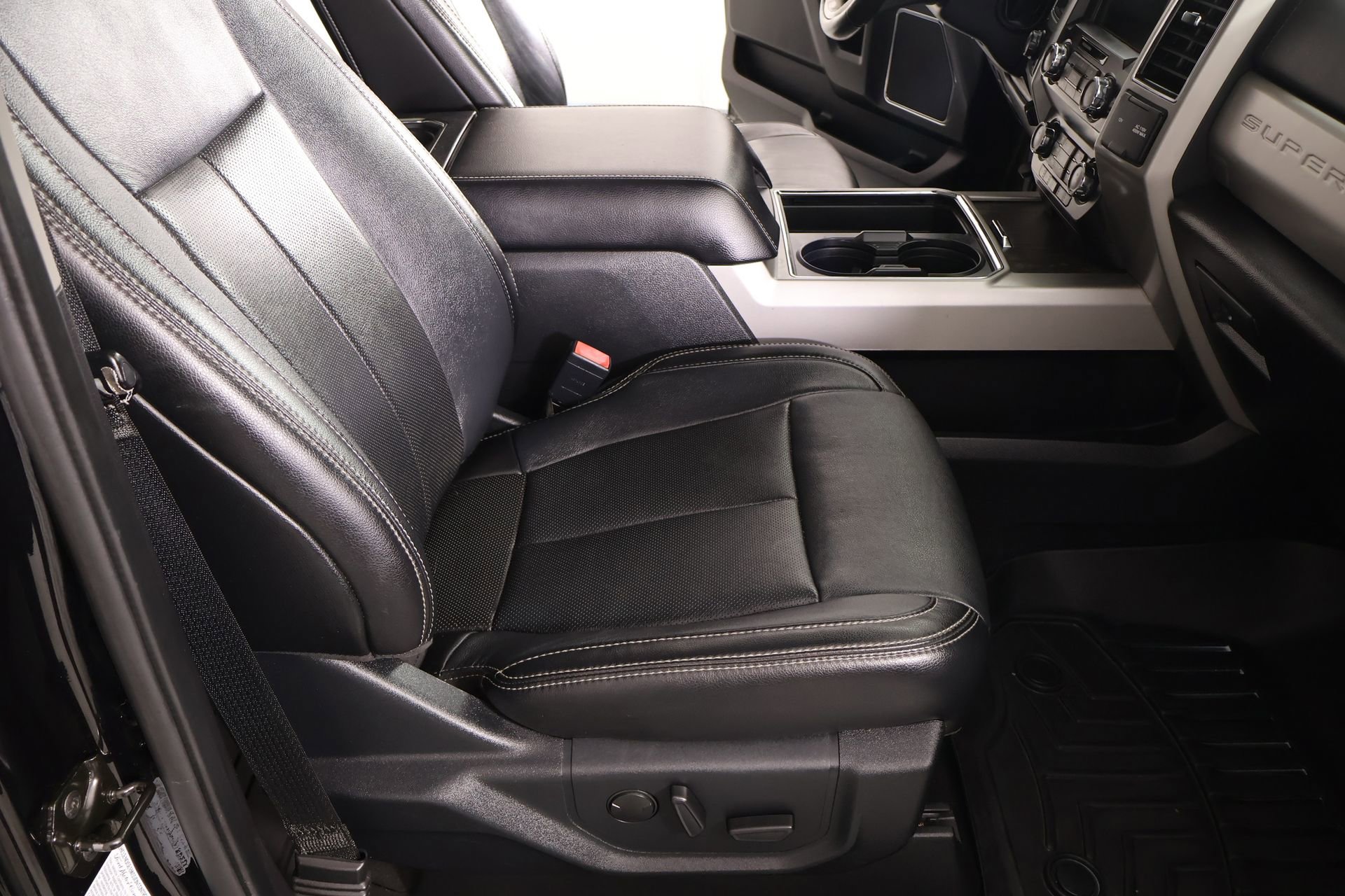 Used 2020 Ford F350 Lariat image 14