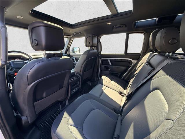 Used 2023 Land Rover Defender 110 X-Dynamic SE image 10