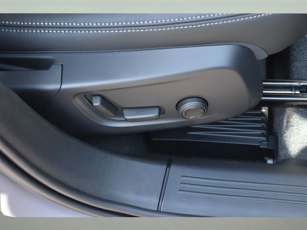 Certified 2026 Volvo XC40 B5 Plus w/ Protection Package Premier image 31