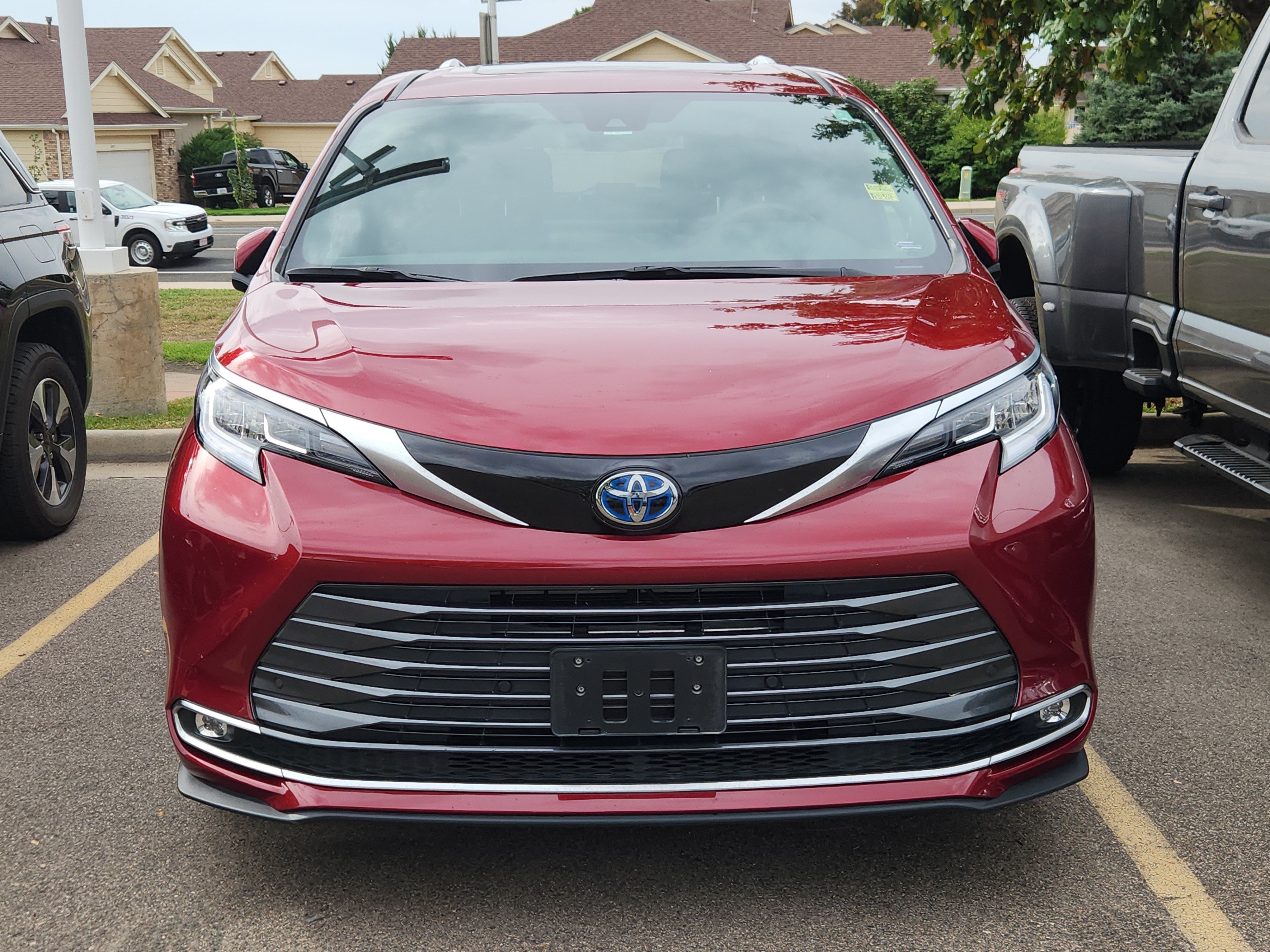 Used 2025 Toyota Sienna Limited AWD/4WD image 3