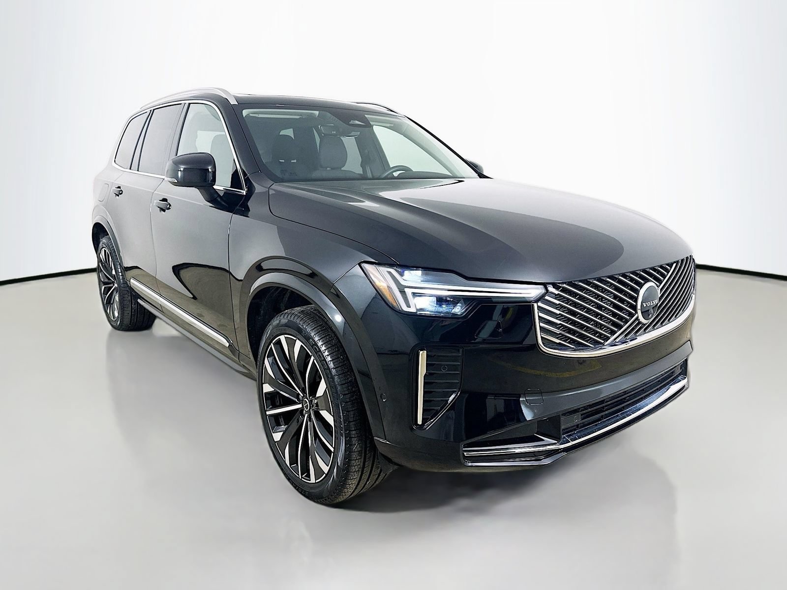 Used 2026 Volvo XC90 B6 Plus w/ Protection Package Premier AWD/4WD image 3