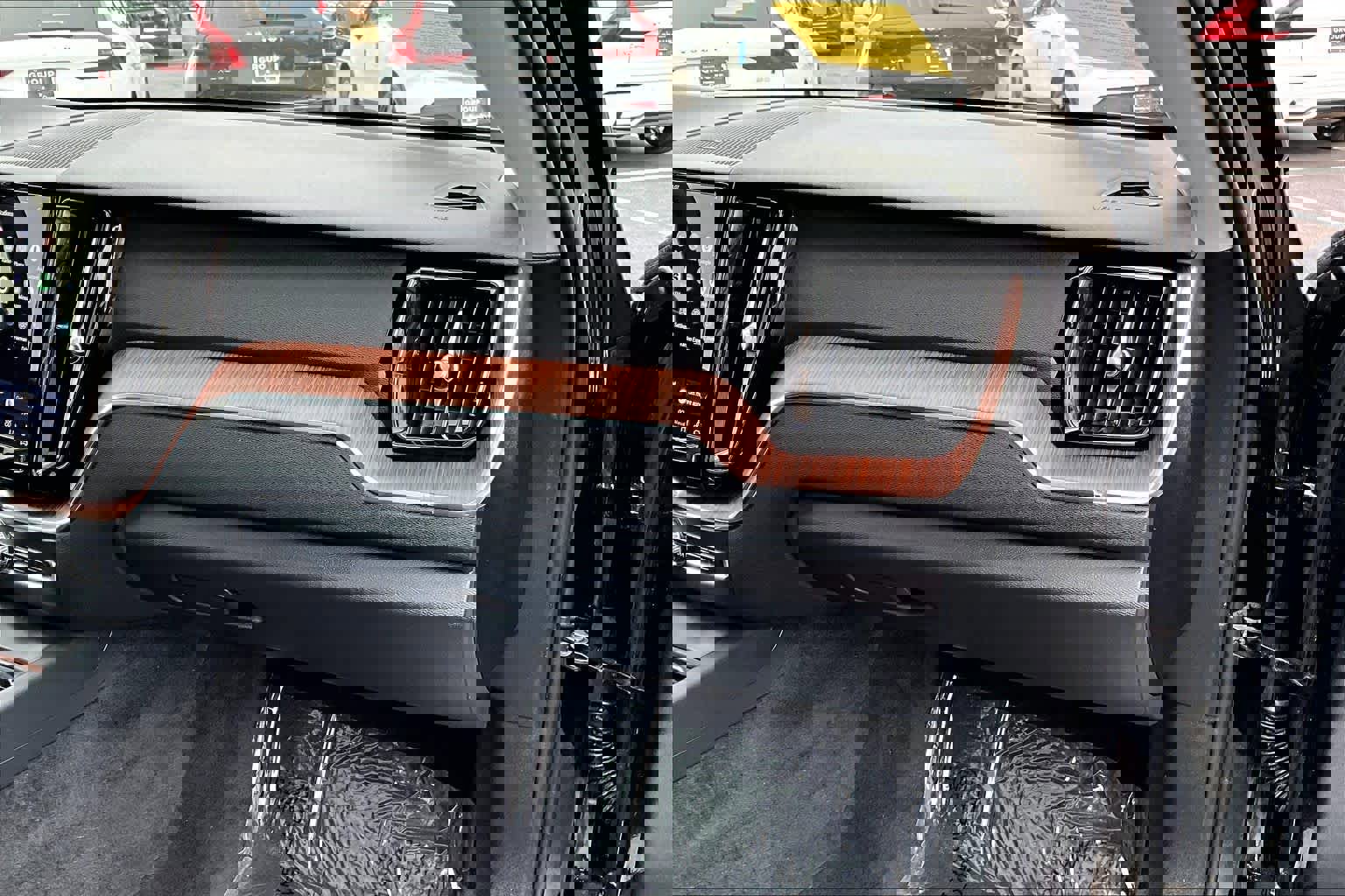 Certified 2024 Volvo XC60 B5 Plus w/ Climate Package image 18