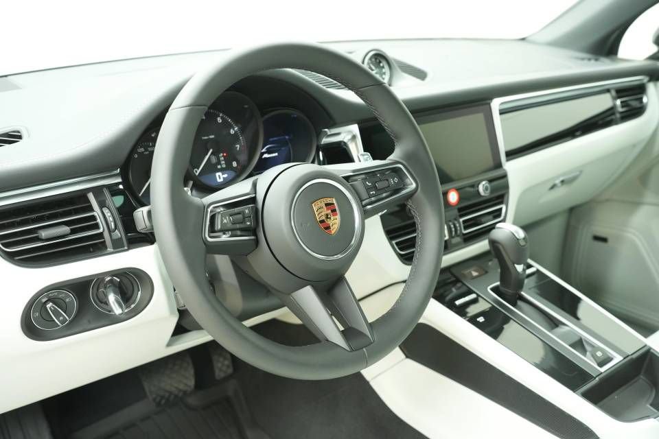 New 2026 Porsche Macan AWD/4WD image 4