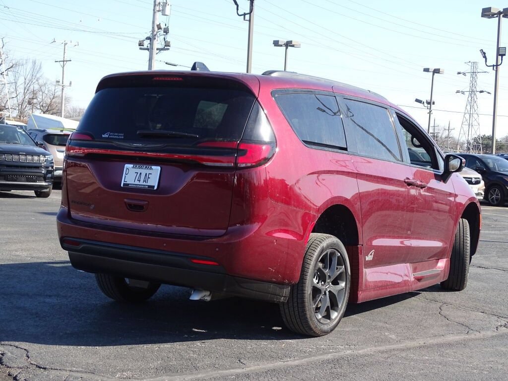 Used 2023 Chrysler Pacifica Touring-L w/ Uconnect Theater Family Group FWD image 8
