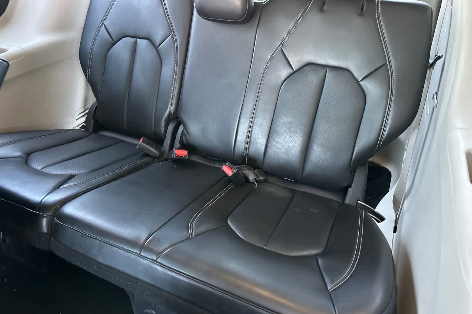 Used 2024 Chrysler Pacifica Limited FWD image 17