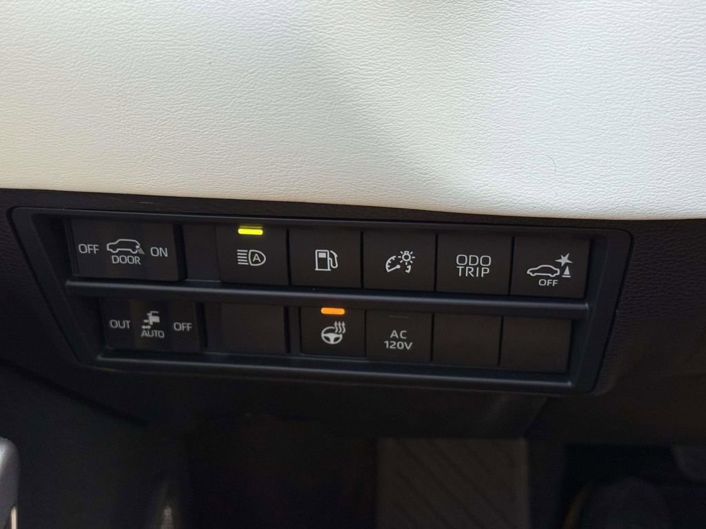 Used 2025 Toyota Sequoia Capstone image 23