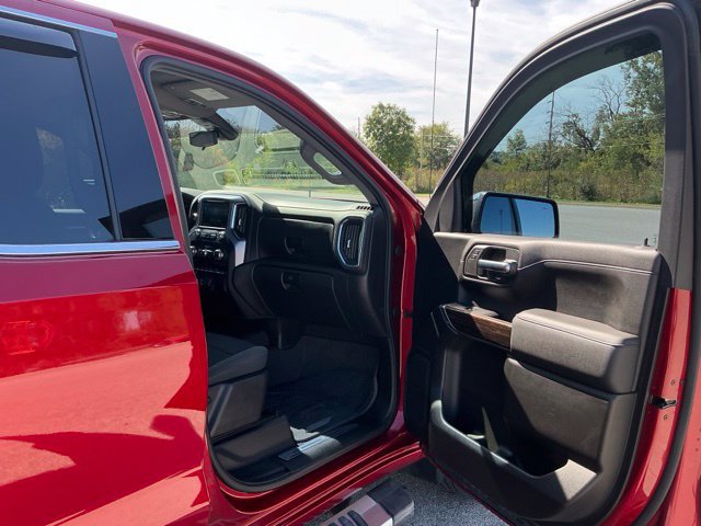 Used 2022 GMC Sierra 1500 SLE w/ Driver Alert Package II AWD/4WD image 17