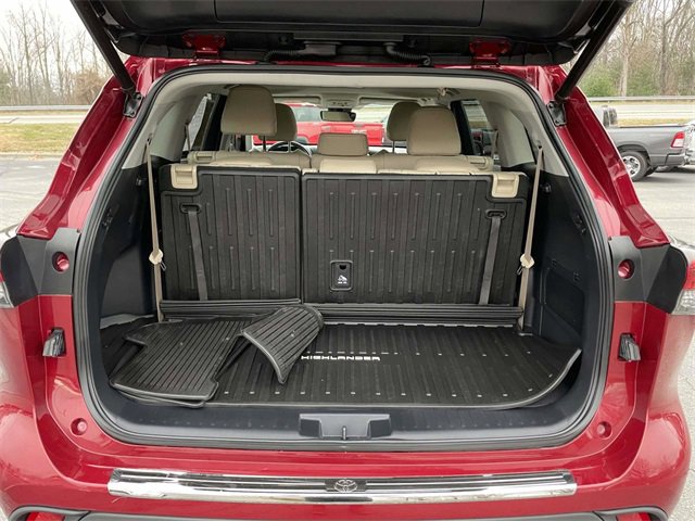 Used 2020 Toyota Highlander XLE image 13