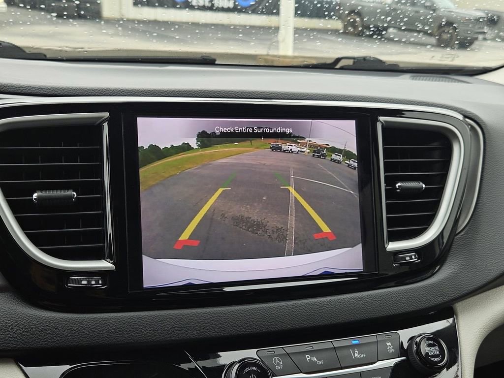 Used 2023 Chrysler Pacifica Touring-L FWD image 21