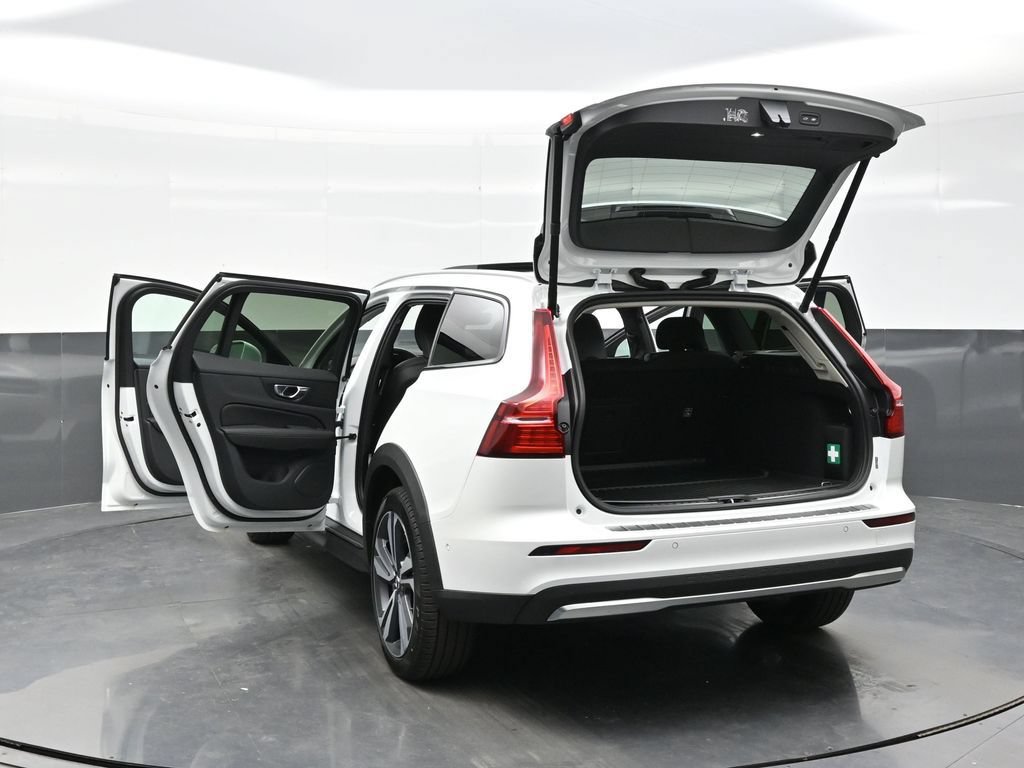 New 2026 Volvo V60 B5 Cross Country Plus w/ Protection Package Premier AWD/4WD image 40