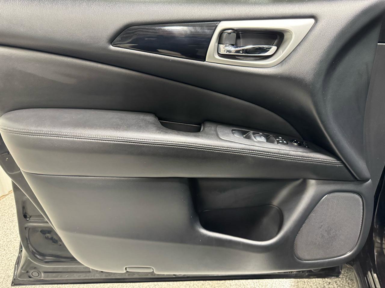 Used 2019 Nissan Pathfinder SV AWD/4WD image 19