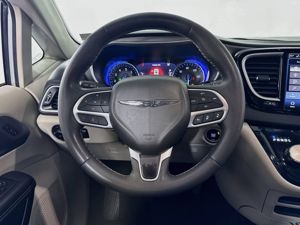 Used 2024 Chrysler Pacifica Touring-L FWD image 11